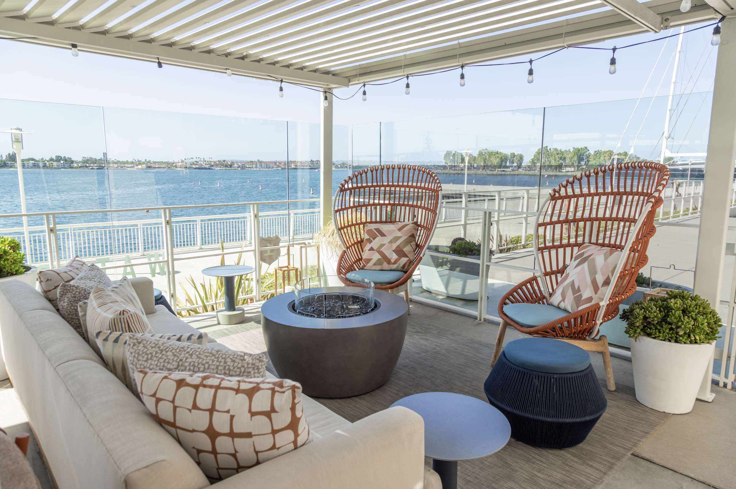 An image of the outdoor dining at Hudson and Nash (Hilton San Diego Bayfront).