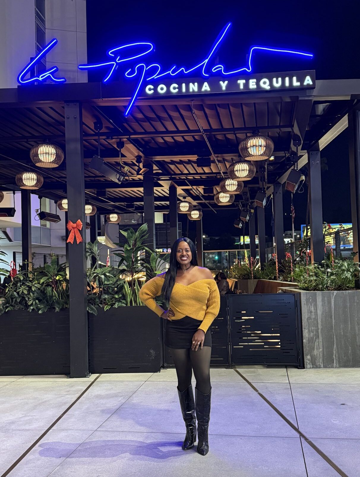 An image of lifestyle blogger Ariel outside of La Popular.