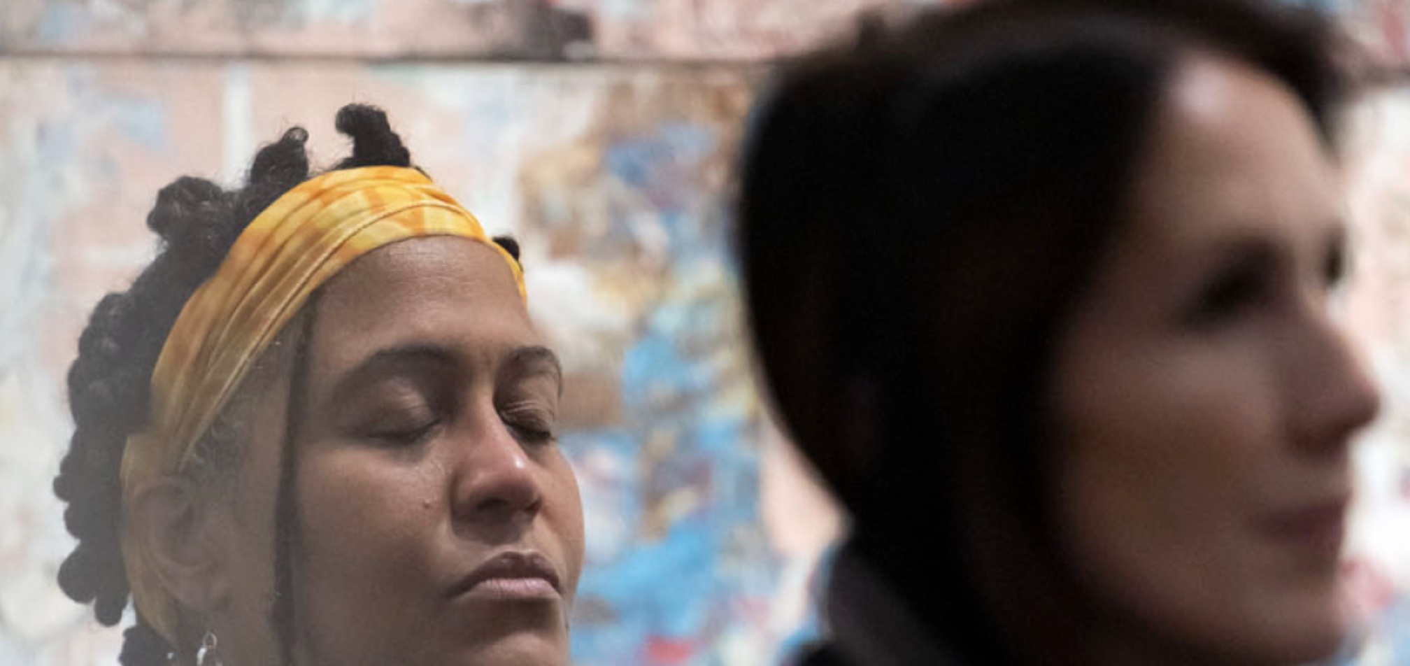 An image of two women meditatiing.