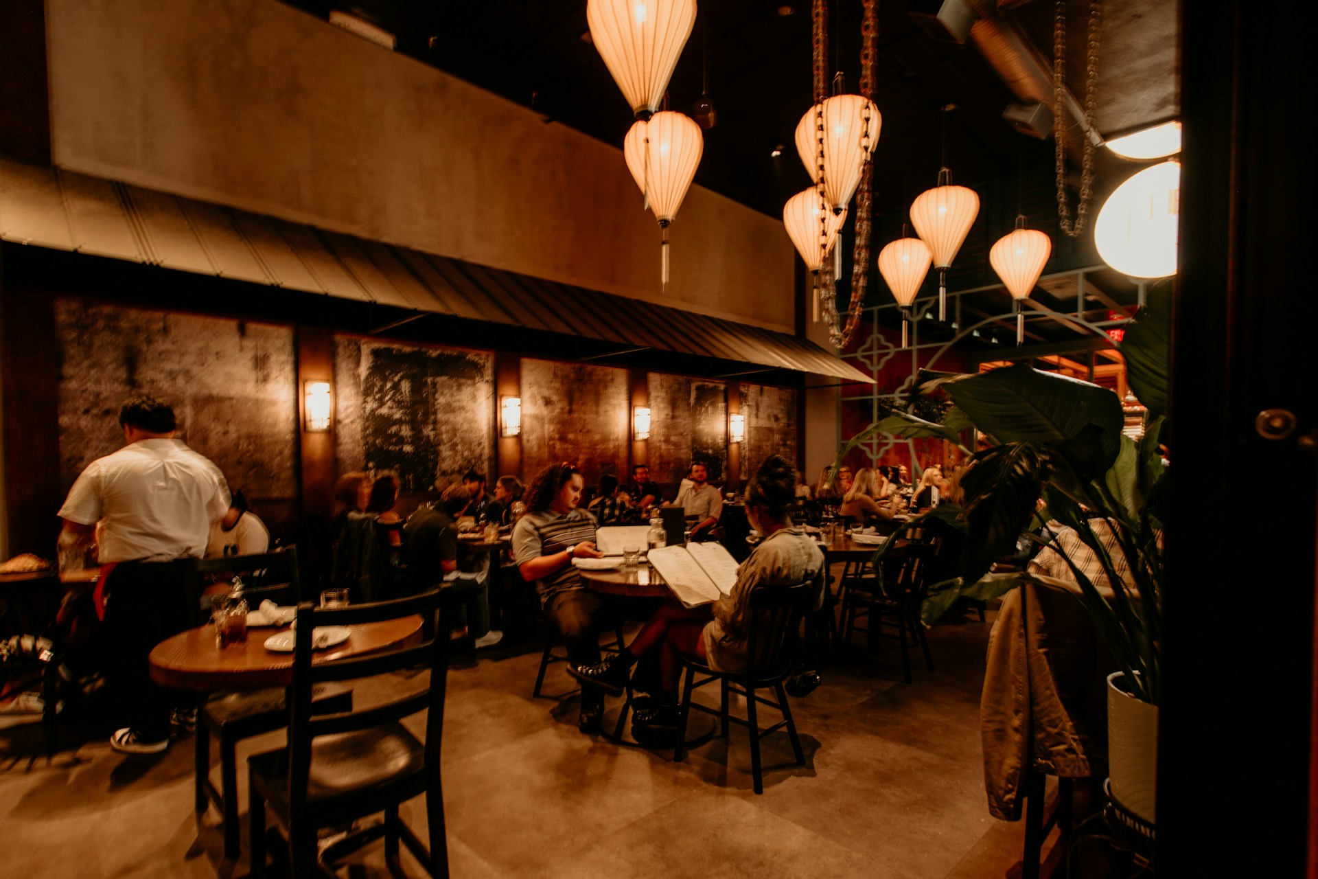 An image of people at a resaurant.