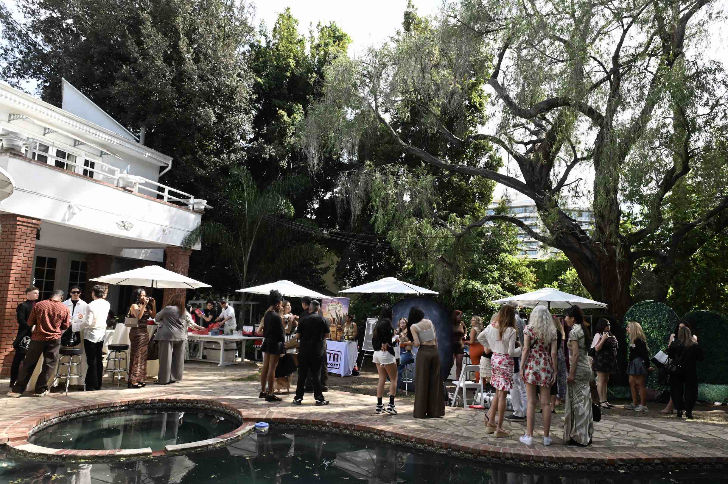 An image of the private residence in Beverly Hills that was the scene for the 19th Annual ECOLUXE Pre-Oscars Luxury Lounge