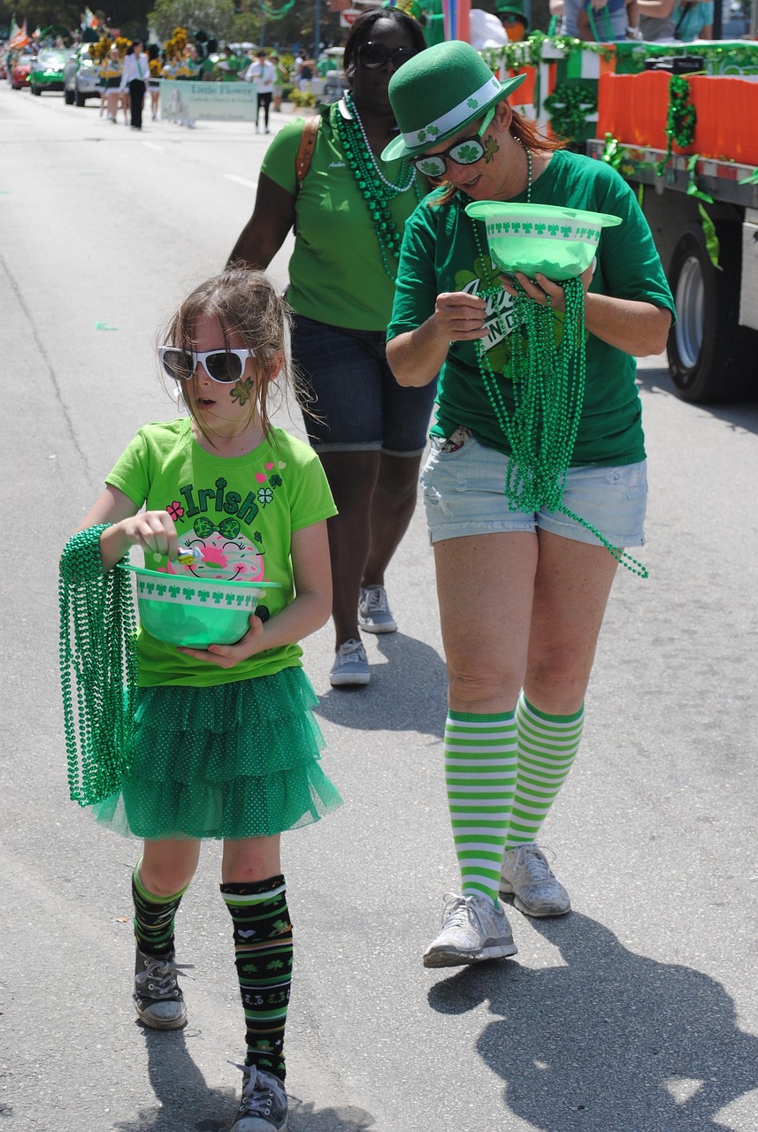 An image of a mom and daughter at a St. Patrick's Day parade.