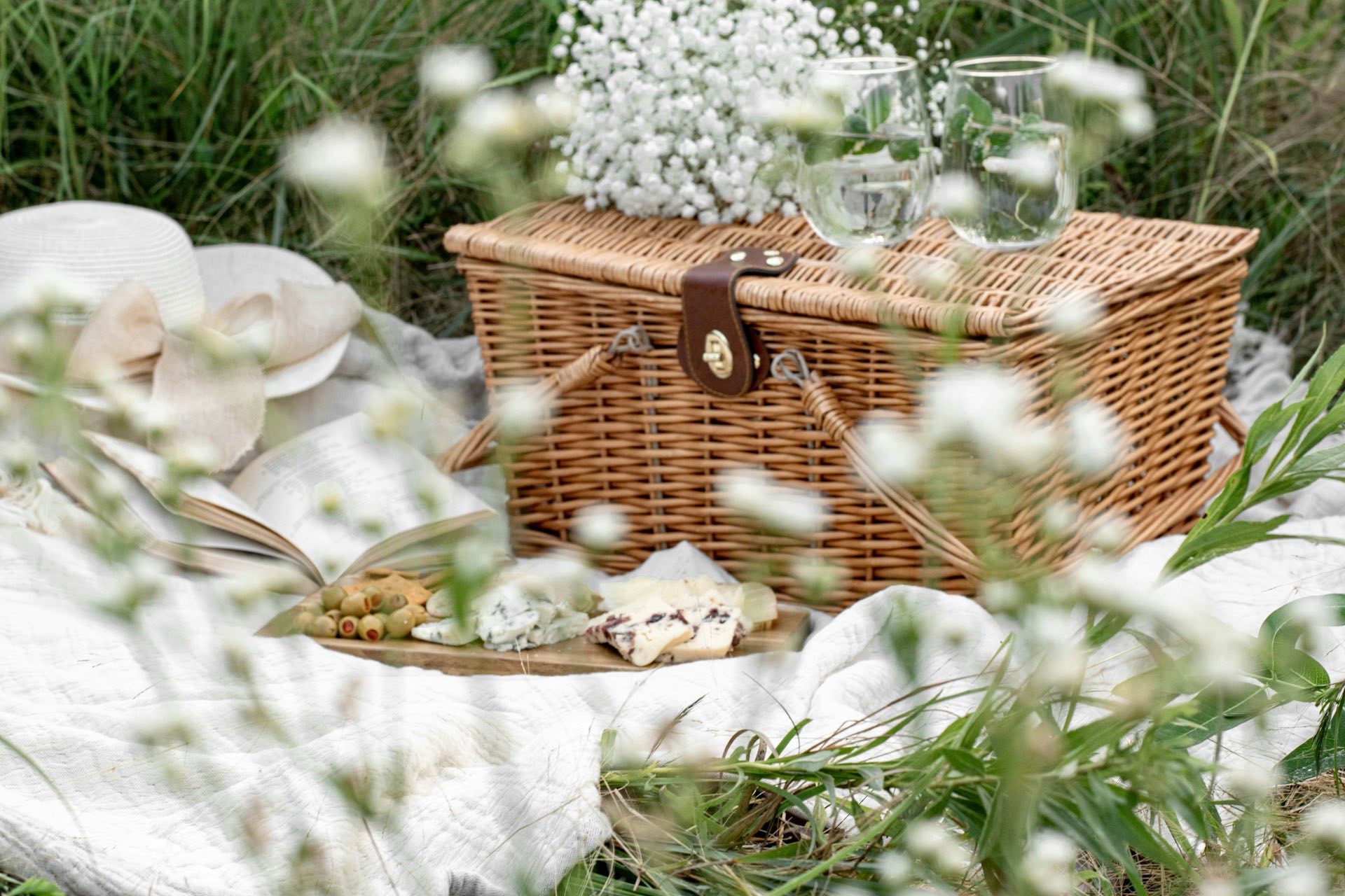 An image of a picnic basket.