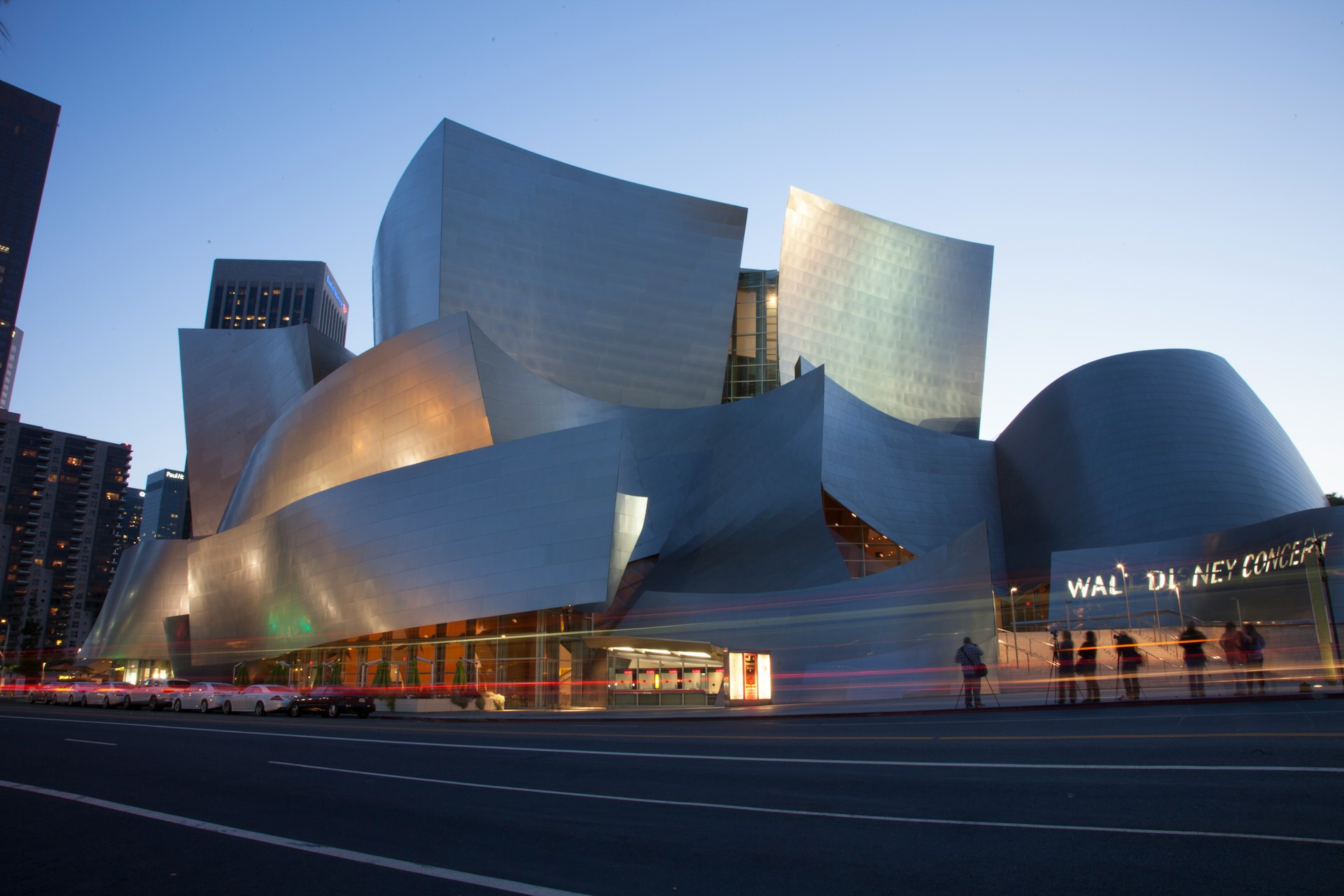 An image of the outside of the Walt Disney Concert Hall.