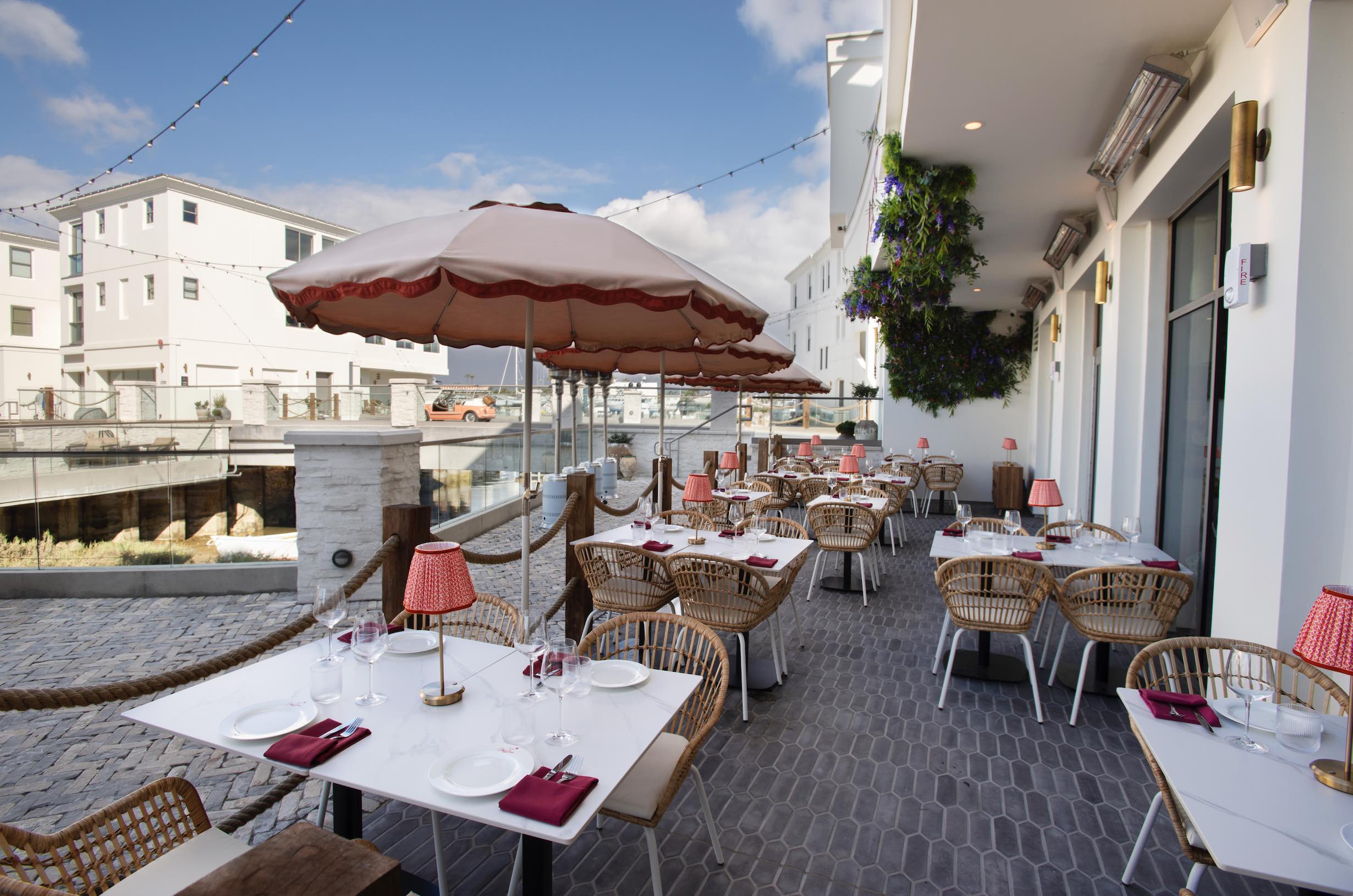 An image of the patio at Newport Beach's CasaDami.