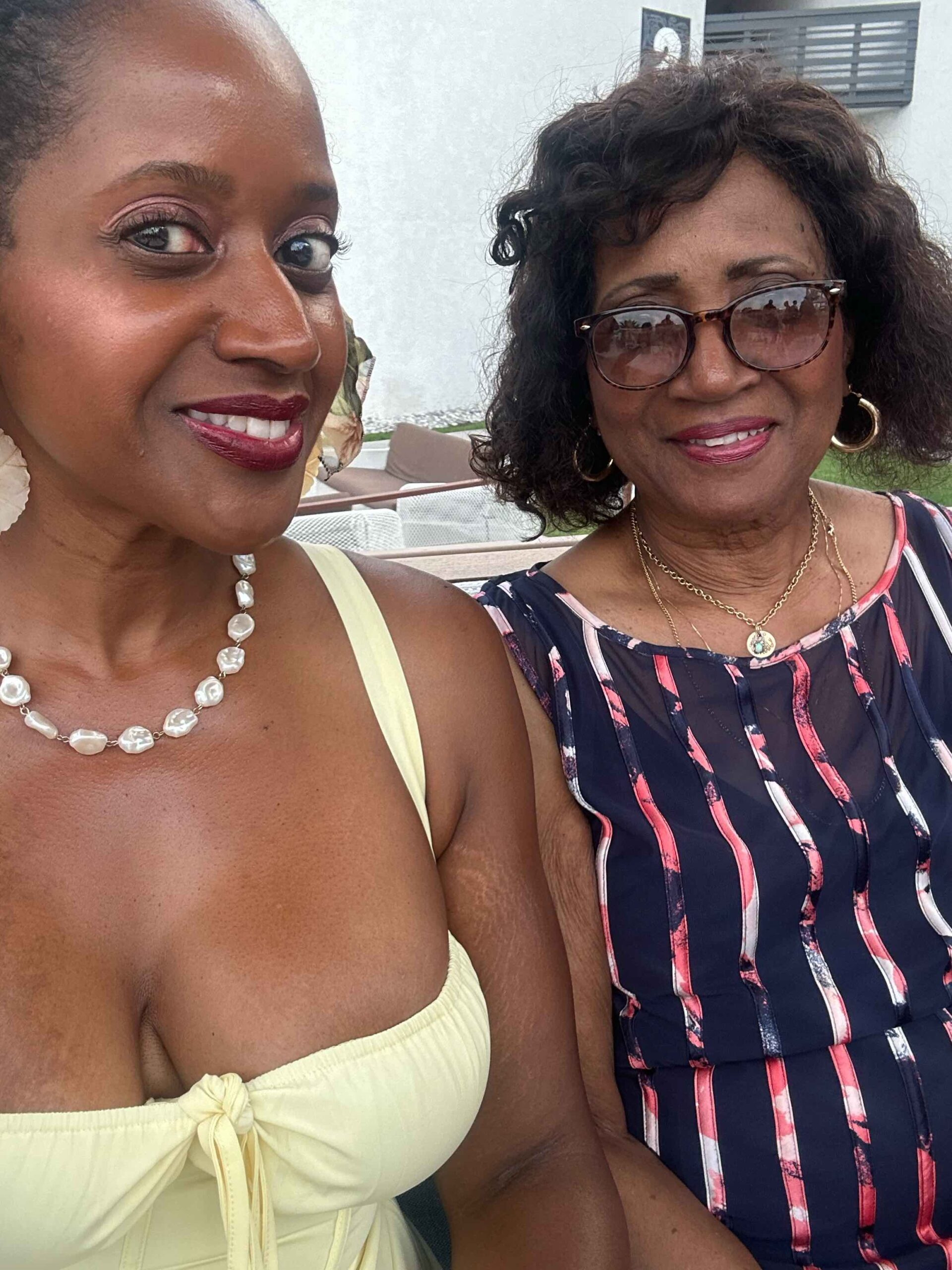An image of lifestyle blogger Ariel Johns and her mother Evelyn Johns.