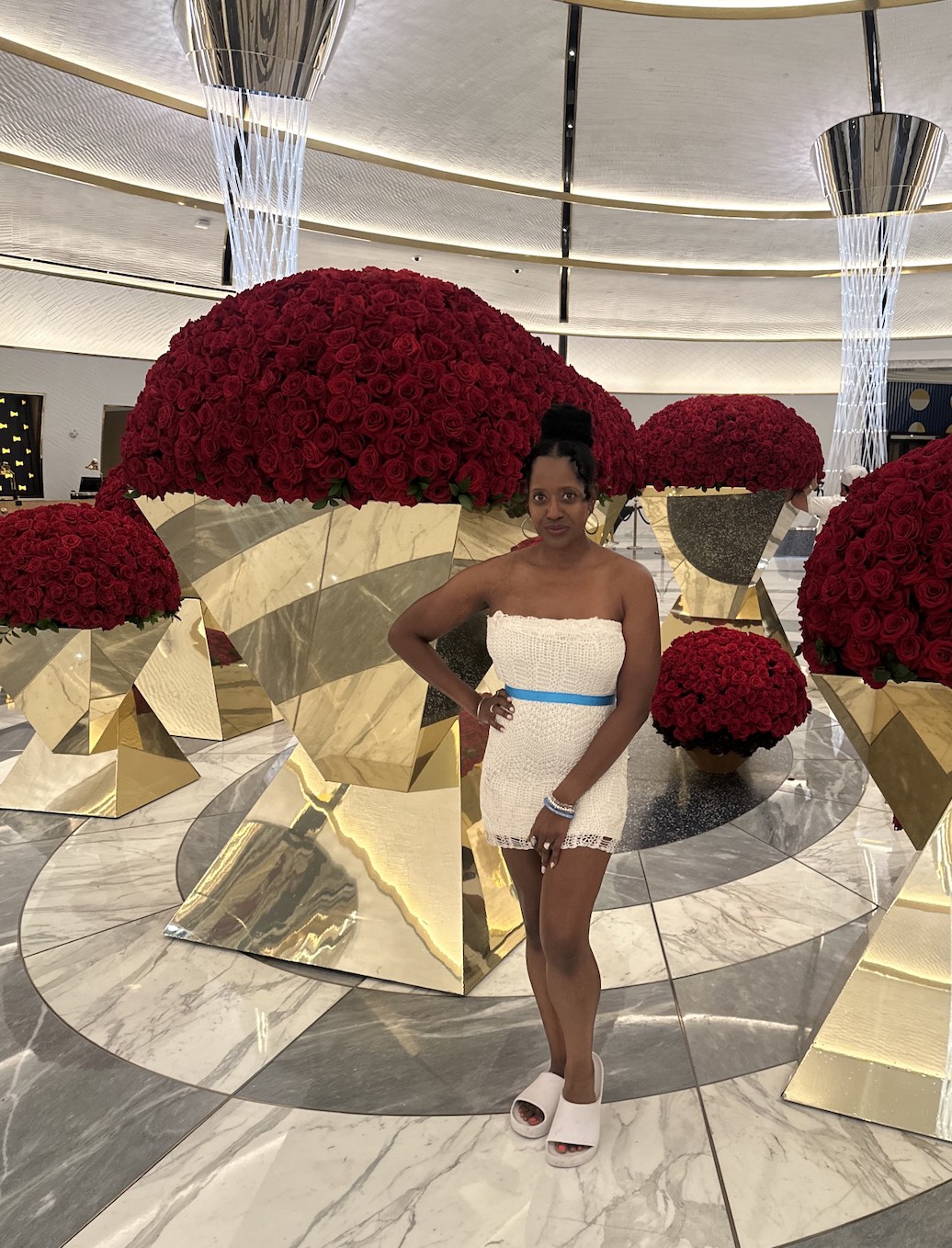An image of lifestyle blogger Ariel Johns at the Fontainebleau Las Vegas