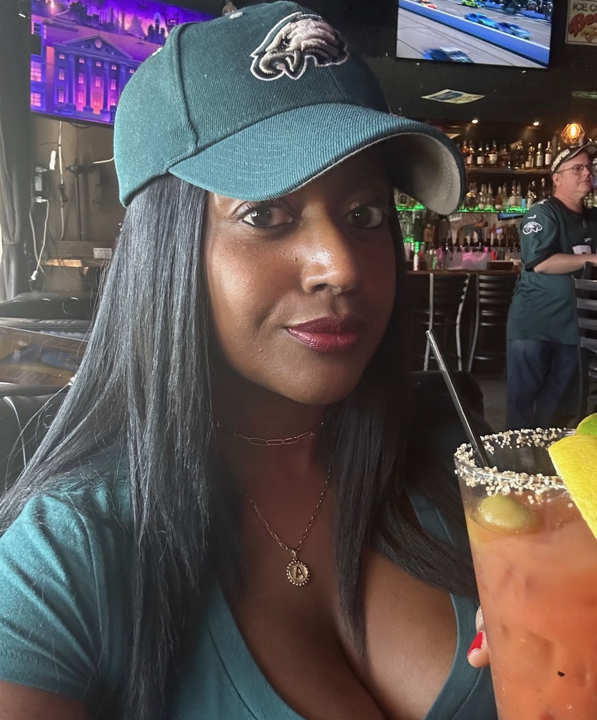 An image of lifestyle blogger Ariel Johns wearing her Philadelphia Eagles hat.