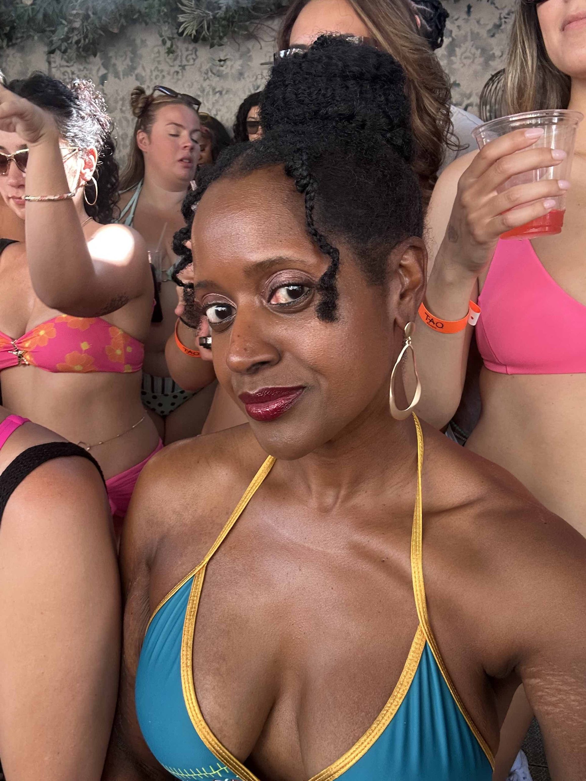An image of lifestyle blogger Ariel Johns and her clear skin.